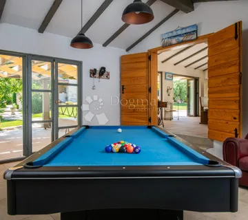 Prostrana vila, veliki vrt, bazen i kućica  - cover