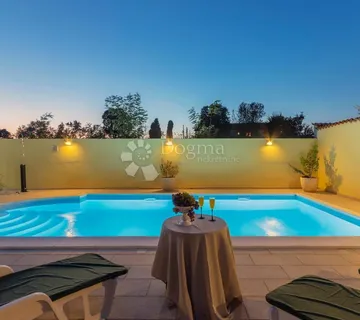 ISTRA Prostrana kuća s bazenom na mirnoj lokaciji - cover