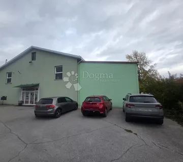 Funkcionalan poslovni prostor s velikim parkiralištem i uredima – 670 m² - cover