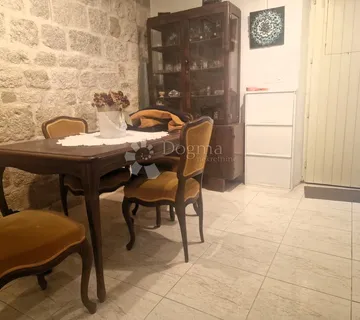 Pag centar šarmantna kuća s dvorištem - cover