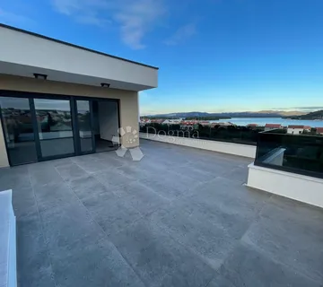 PENTHOUSE S PANORAMSKIM POGLEDOM NA MORE – 350 m OD PLAŽE - cover