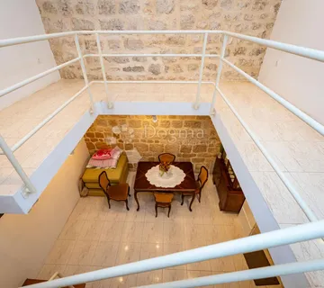 Pag - Šarmantna kuća u povijesnoj jezgri - cover