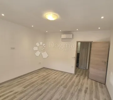Dvosobni stan u centru Pule površine 72,83 m2  - cover
