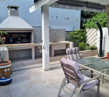 Drugi red od mora na fotogeničnoj Jadriji  - cover