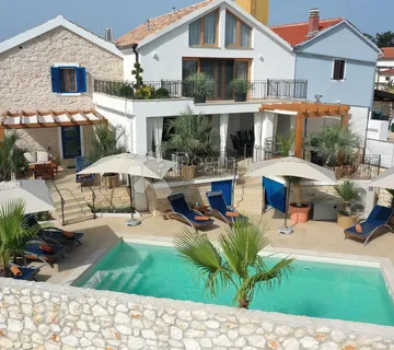 MEDITERANSKI BISER NA OTOKU MOLATU – DVOJNA KUĆA S VELIKIM TURISTIČKIM POTENCIJALOM - cover