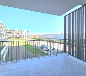 Prostrani dvosobni stan s ostavom i parkingom u cijeni  - cover