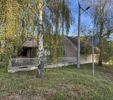 Kuća za adaptaciju u centru Hampovice s velikim gospodarskim objektom - cover