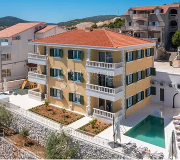 6 LUKSUZNIH APARMANA S BAZENOM U MODERNOJ VILI U MARINI  - cover