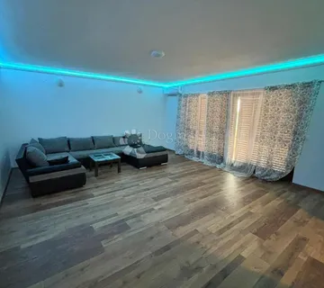 Prostrana novoadaptirana gornja etaža kuće za najam  - cover