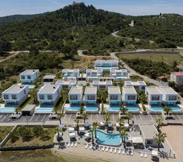 Obalna rezidencija iznad standarda – moderna vila prve linije - cover