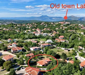 SAMO U NAŠOJ PONUDI! KVALITETNA OBITELJSKA KUĆA S GARAŽOM, 4 KM OD MORA - cover