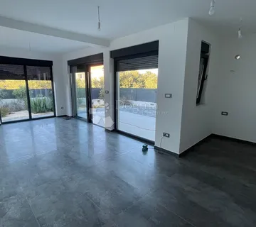 MURTER – DVOSOBAN STAN U NOVOGRADNJI BLIZU PLAŽE - cover