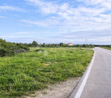 RIJETKA INVESTICIJSKA PRILIKA – 5.297 m² GRAĐEVINSKOG ZEMLJIŠTA S DVA PRISTUPA  - cover