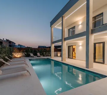 TURANJ - VILLA S BAZENOM, SPREMNA ZA USELJENJE  - 350m od mora - cover