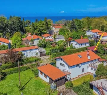 KUĆA 200 METARA OD MORA S PROJEKTOM ZA NOVU VILU - cover