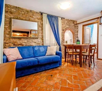 ROVINJ - KUĆA SA ŠEST APARTMANA U SRCU STAROG GRADA - cover