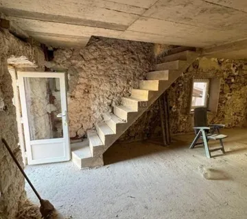 KUĆA U FAZI RENOVACIJE, 40M OD MORA, POGLED MORE - cover