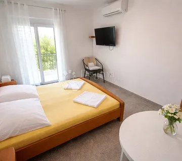 Jednosoban stan s balkonom u Makarskoj – odlična prilika za turistički najam - cover