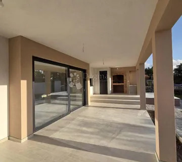 Briševo moderna prizemnica s velikim vrtom - cover