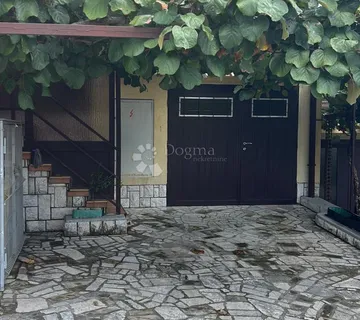 RUBEŠI KUĆA SA VRTOM I GARAŽOM - cover