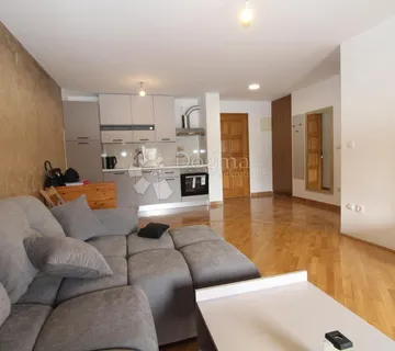 UMAG STAN 49M2 + 27M2 GALERIJE NA 150M OD MORA!  - cover