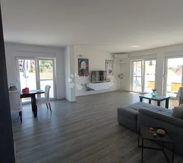 SAMOSTOJEĆA KUĆA S DVORIŠTEM, SAMO 80 METARA OD MORA - cover