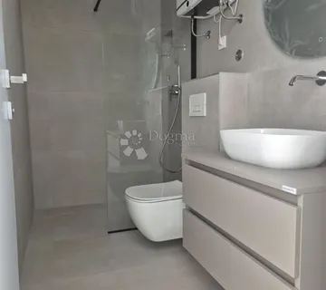 OKRUG GORNJI – NOVOGRADNJA – PROSTRAN MODERAN STAN (S1) S PROSTRANIM TERASAMA, 150 m OD PLAŽE - cover