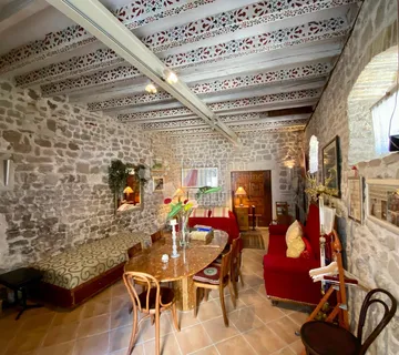 Umjetnički stan u povijesnoj palači u srcu Šibenika - cover