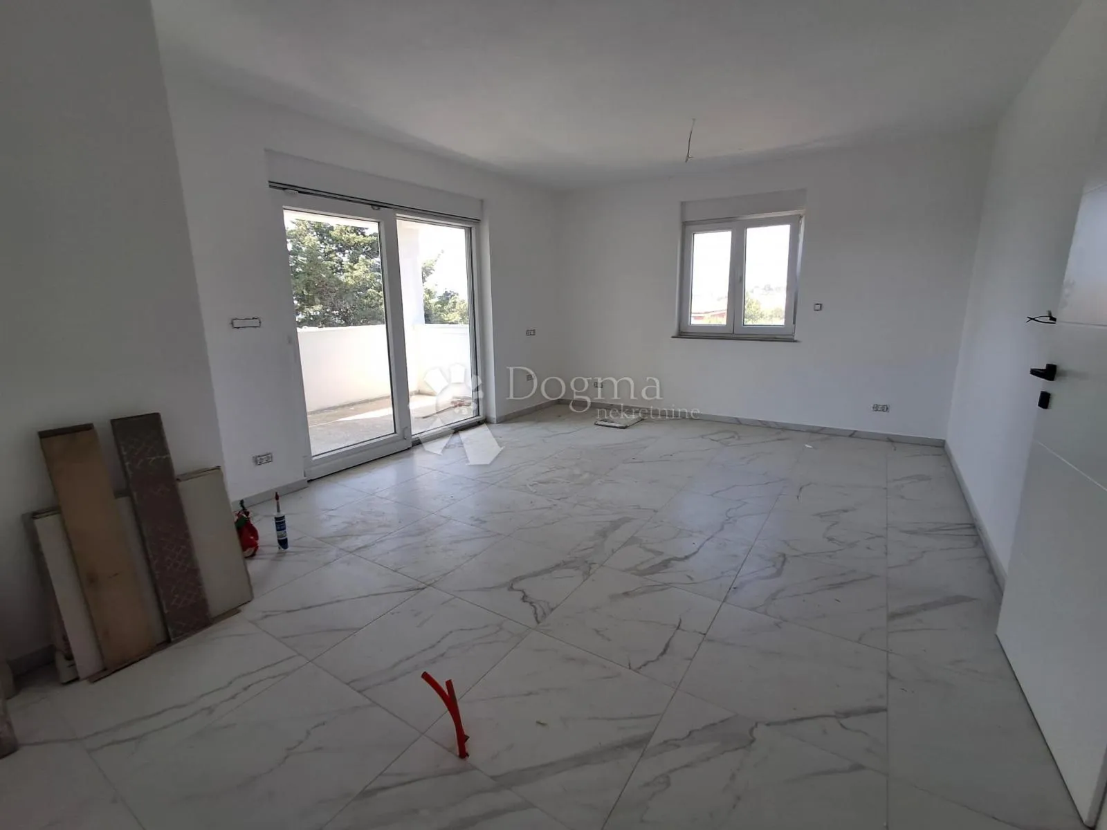 Apartman u kvalitetnoj novogradnji u Barbatu blizu mora - cover