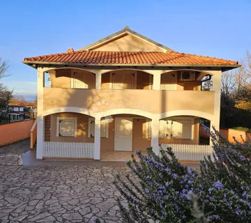 Kuća sa dva odvojena stana - cover