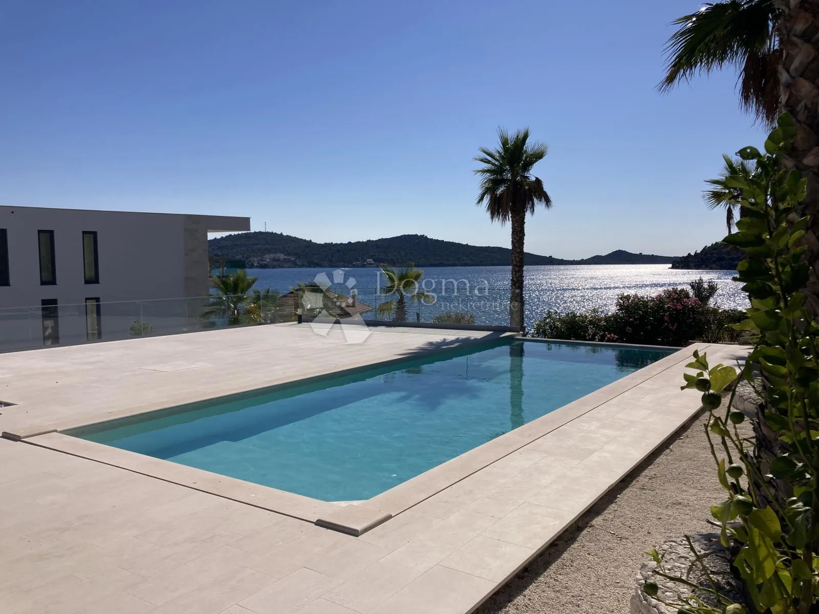 LUKSUZNI APARTMAN UZ MORE B4 - cover