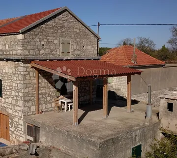 Renovirana kamena kuća u nizu s velikom terasom - Grohote,Šolta - cover