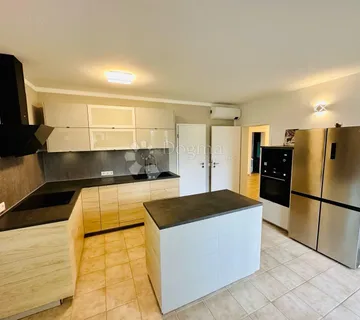 Stan u prizemlju 120m2, sa okućnicom 330m2 ,terasom i parkingom - cover