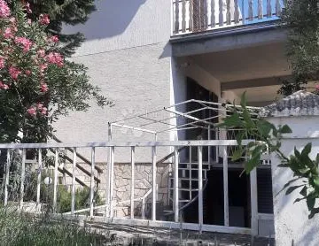 Stan sa dvorištem u najam - cover