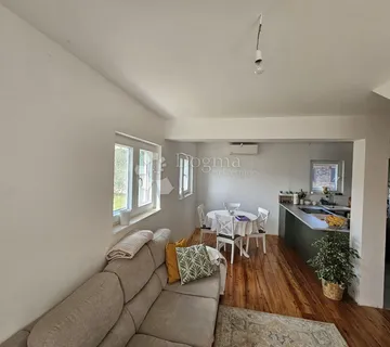 Samostojeća kuća s velikom okućnicom i pogledom na more u Planom!  Trogir - cover