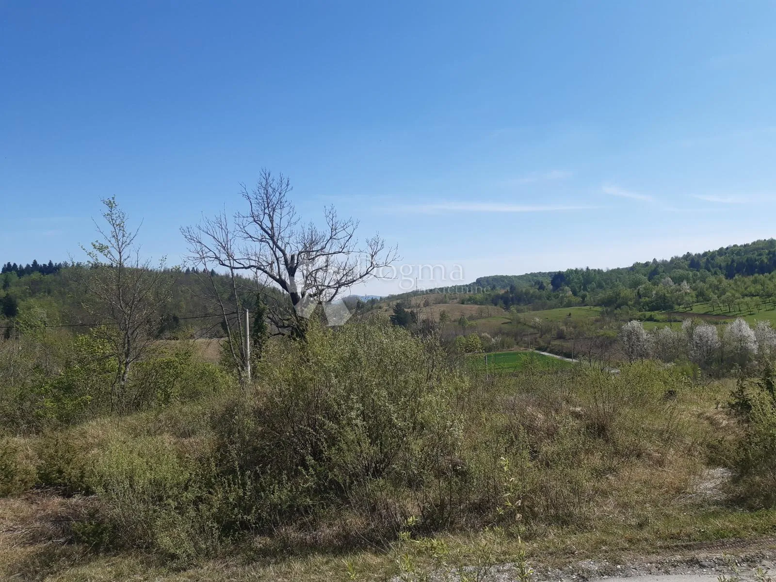 Zemljište uz asfaltiranu cestu - cover