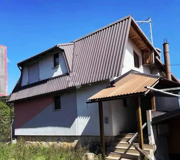 Prostrana kuća s okućnicom i turističkim potencijalom - cover