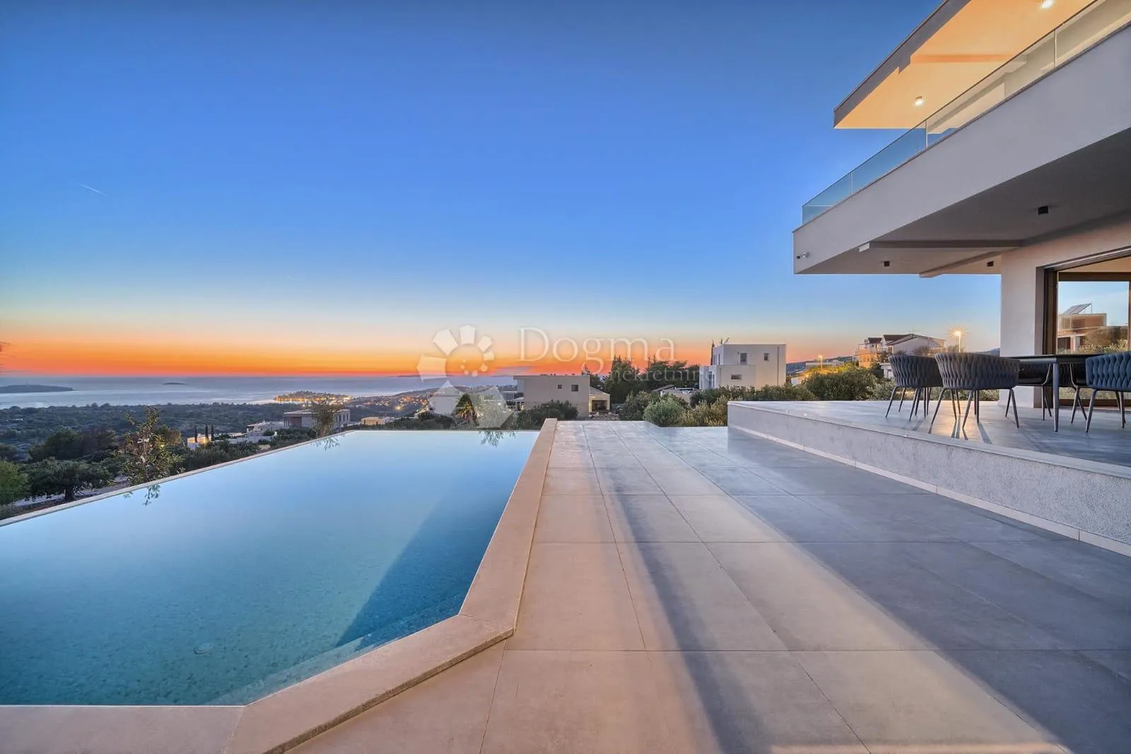 PRIMOŠTEN - TOP VILLA S BAZENOM I POGLEDOM NA PRIMOŠTEN - cover