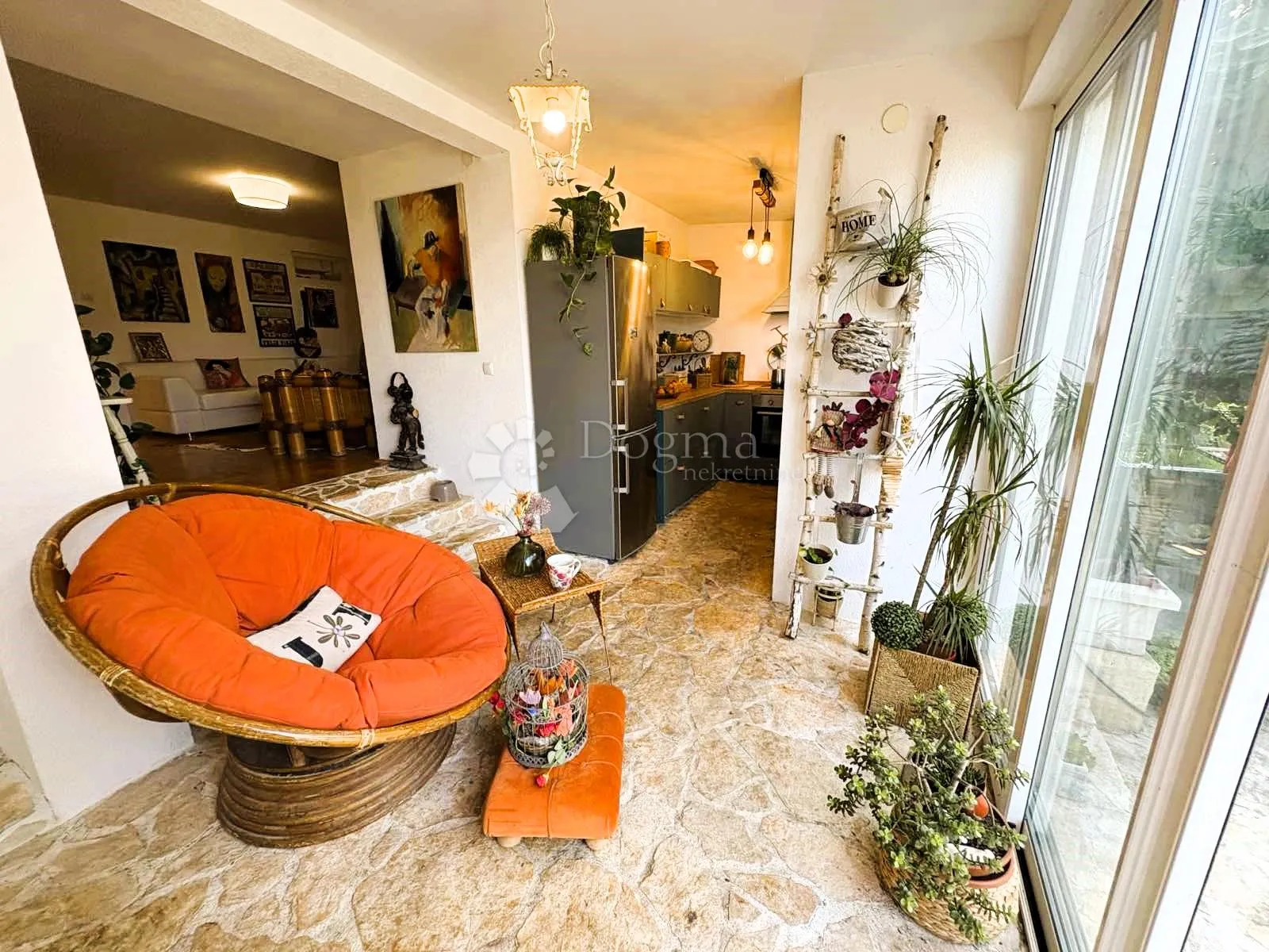 Osunčani stan sa pogledom na more - cover