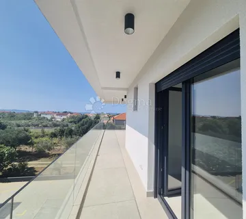 Penthouse s impresivnim terasama uz blizinu mora - cover