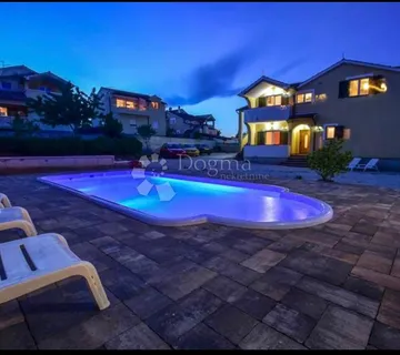 VODICE – KUĆA S TRI ODVOJENA STANA I TERASAMA S POGLEDOM NA MORE - cover