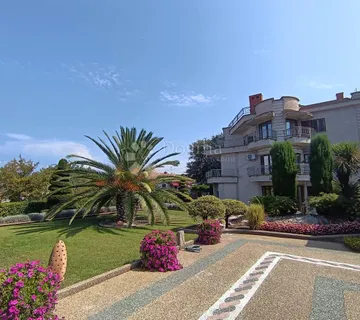 MALINSKA - SAMOSTOJEĆA KUĆA S PREKRASNOM OKUĆNICOM - cover