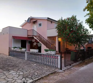 Potpuno namještena kuća s tri apartmana - cover