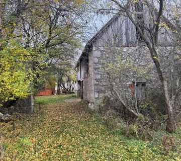 KUĆA I POMOĆNI OBJEKTI NA 10000M2 ZEMLJIŠTA POTOK I RIJEKA - cover