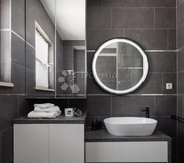 PREKRASNA I MODERNA VILA U MARINI - PRVI RED DO MORA, SA 6 LUKSUZNIH APARMANA I BAZENOM - cover