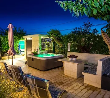 LUKSUZNA VILA U SUKOŠANU - cover