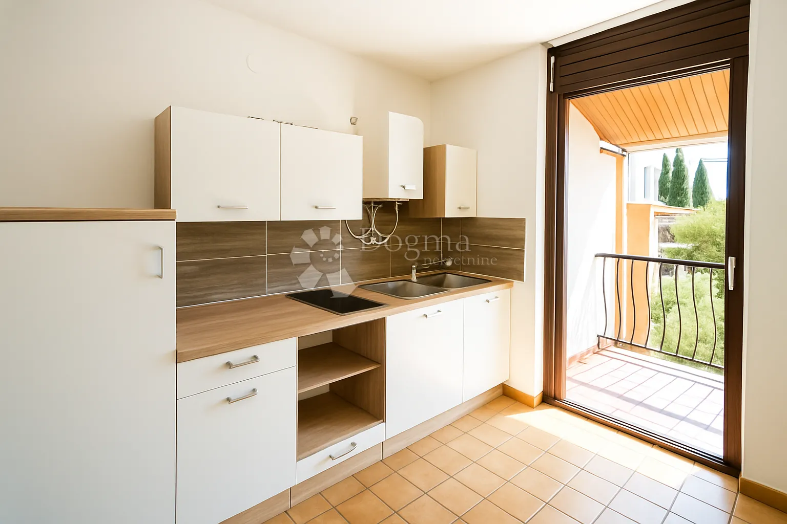 HITNA PRODAJA!! Duga Uvala – Apartman s potencijalom, samo 250 m od mora!  - cover