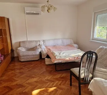 Jako velika parcela sa dvije kuće - cover