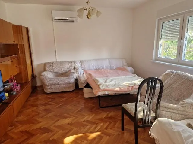 Jako velika parcela sa dvije kuće - cover