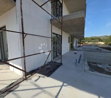 Tribunj – novogradnja, S1 dvosoban stan s vrtom i bazenom  - cover